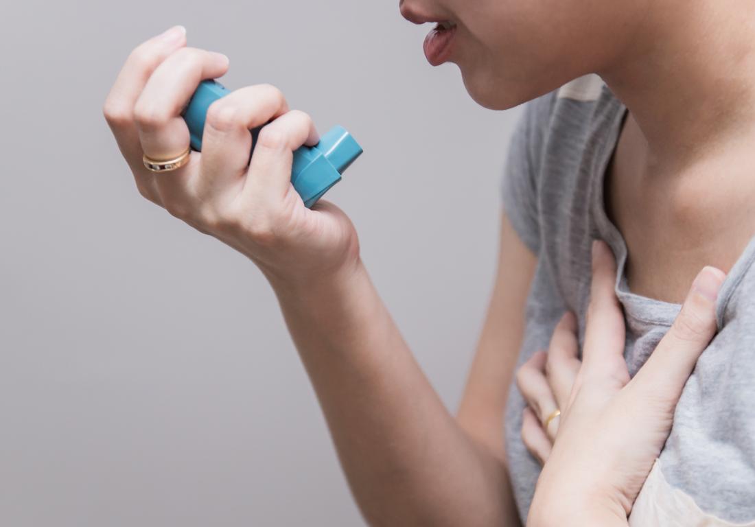 woman-with-inhaler