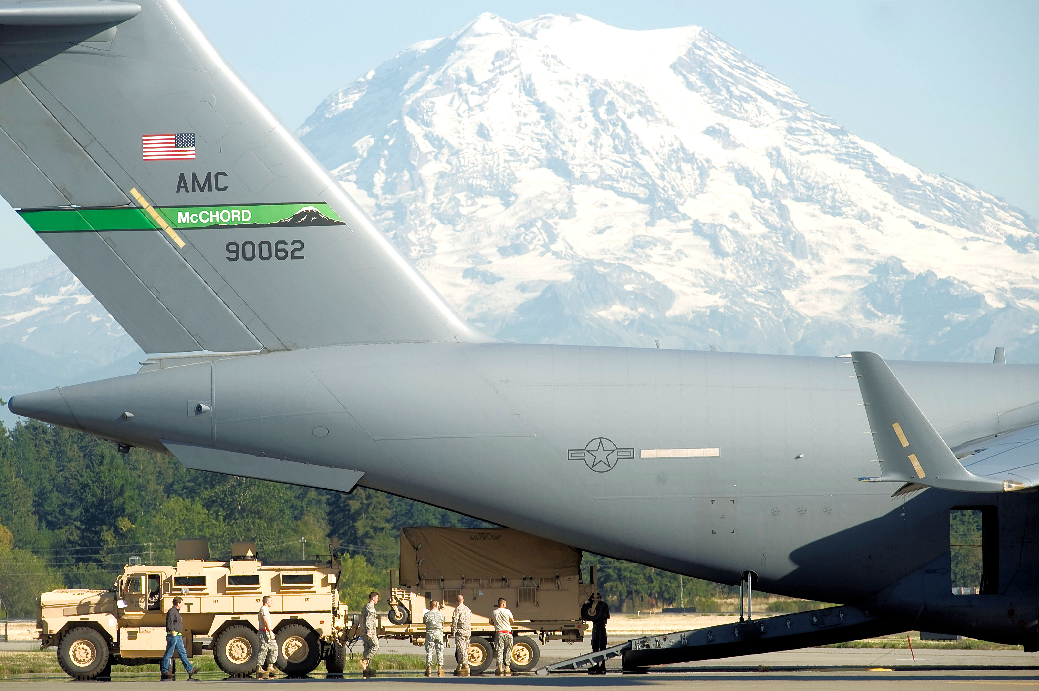 62d_AW_C-17_loading_Army_personnel_from_Fort_Lewis